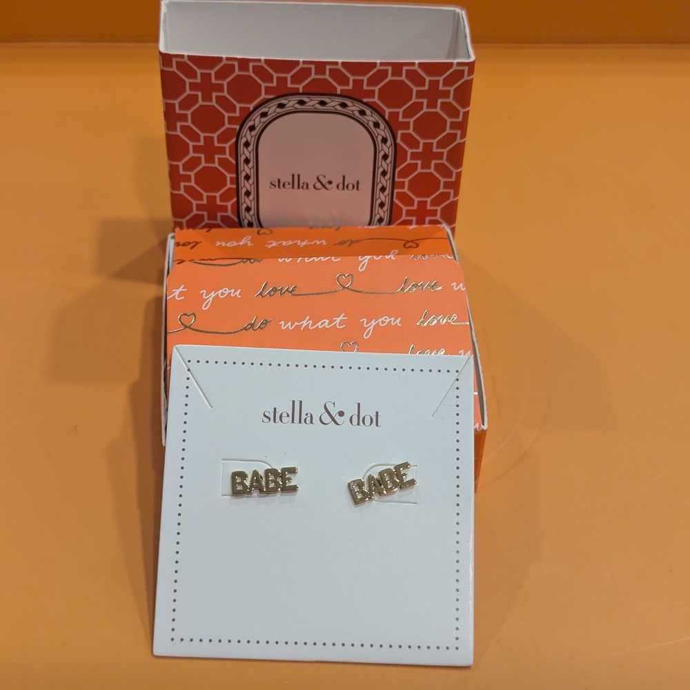 New Stella & Dot Gold Boss Babe Stud Earrings